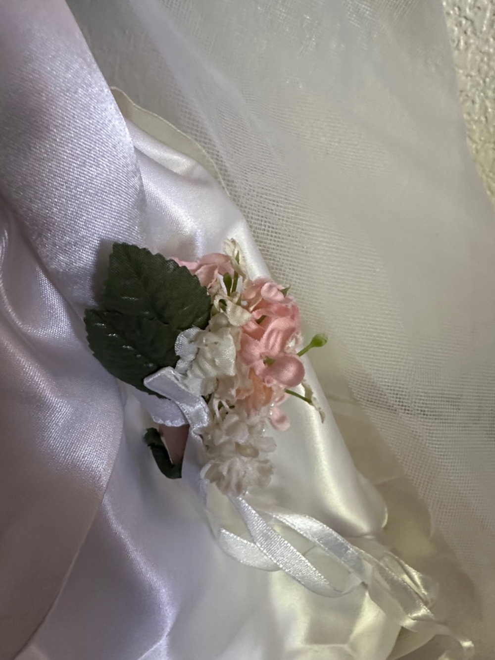 Royalton Collection - Jacqueline 1960s Porcelain Bride Doll in White Satin Gown - Picture 5 of 9